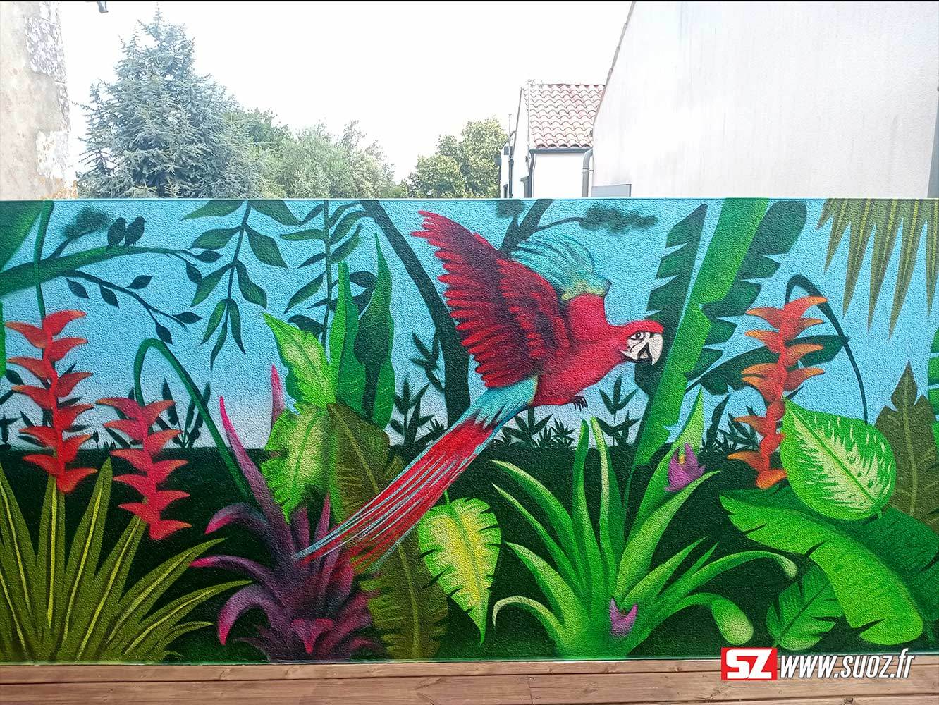 2-graffeur-professionel-suoz-jungle-fleur-tropical-perroquet-la-rochelle-france-decor-graffiti