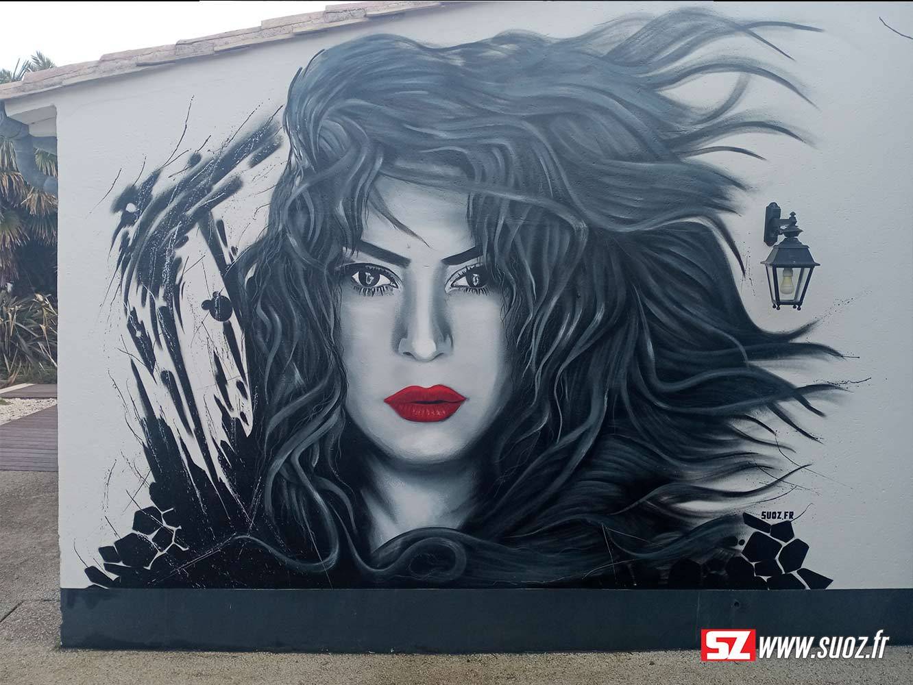 Graffeur-professionnel-visage-Shakira-streetart-Suoz